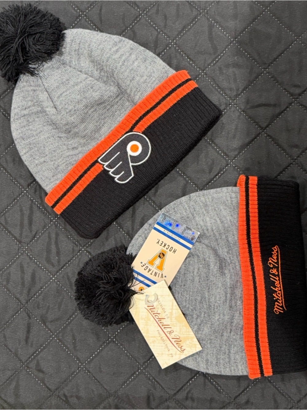 Mitchell & Ness Unisex' Philadelphia Flyers Gray & Black Pom Cuff Beanie